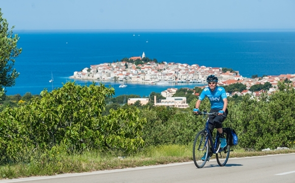 Radfahrer vor der Halbinsel Primosten in Kroatien