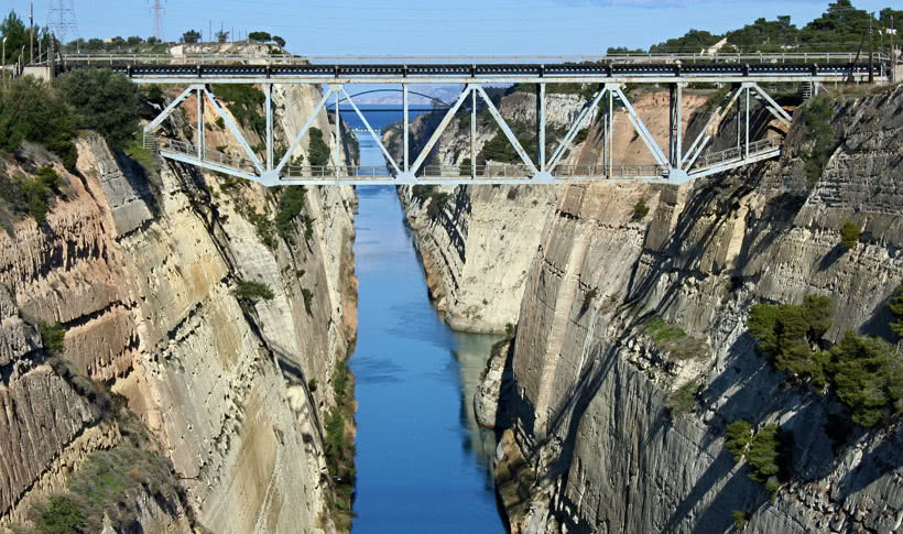 Klippen und Brücke des Kanals von Korinth
