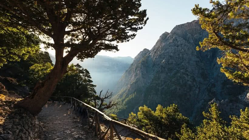 Landschaftsfoto mit Blick auf die Samaria Schlucht und die Insel Kreta